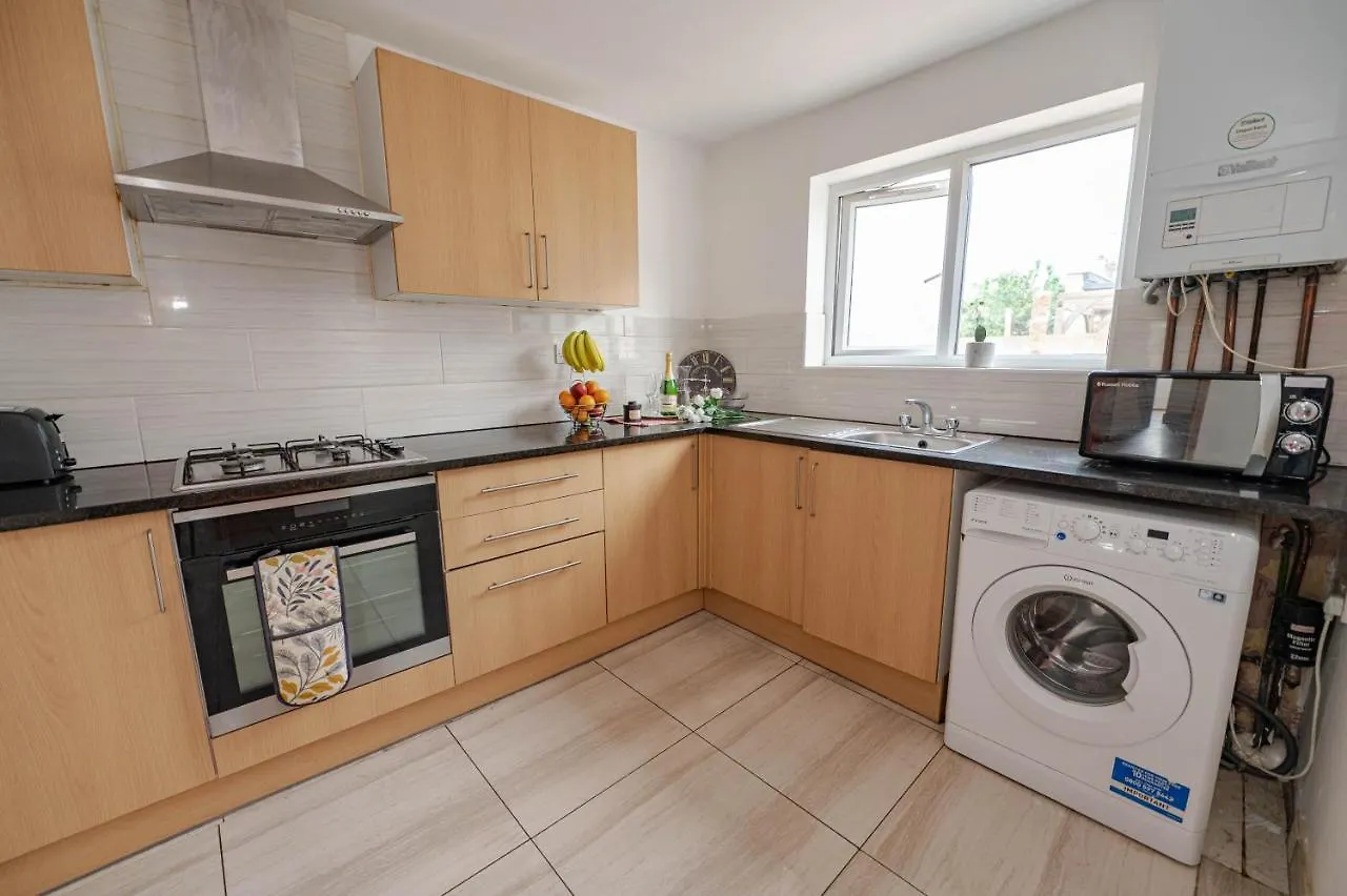 Beautiful 4 Bedrooms House, 7 Walk To Train Station Plumstead  0*, Plumstead (Greater London)