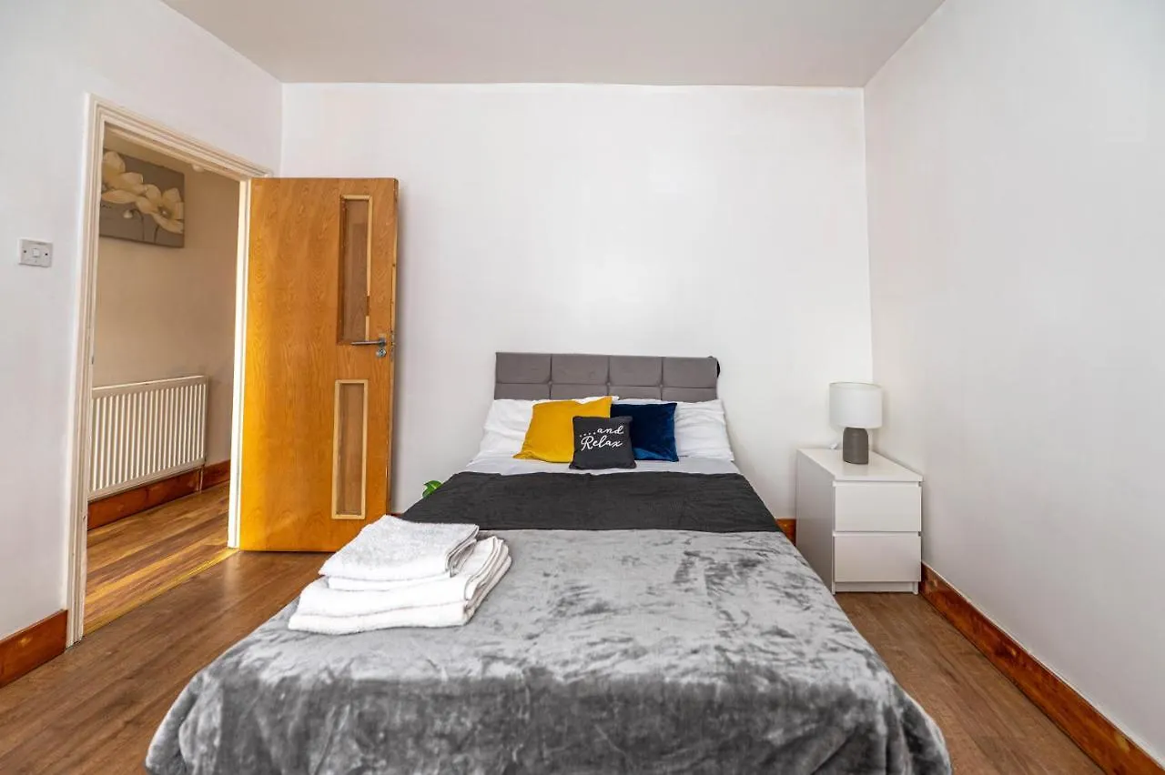 Holiday home Beautiful 4 Bedrooms House, 7 Walk To Train Station Plumstead