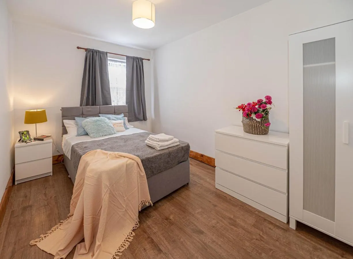 Beautiful 4 Bedrooms House, 7 Walk To Train Station Plumstead  0*, Plumstead (Greater London)