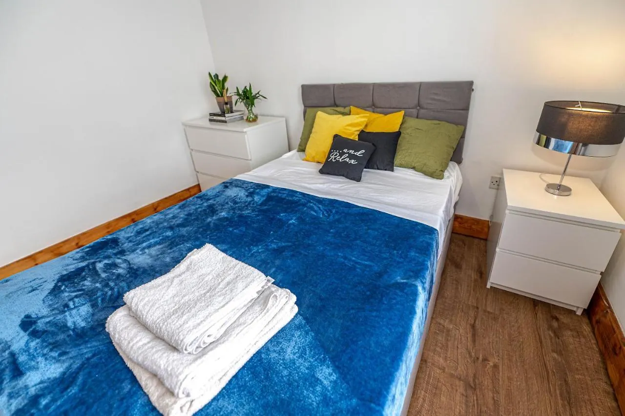 Beautiful 4 Bedrooms House, 7 Walk To Train Station Plumstead  Holiday home Plumstead (Greater London)