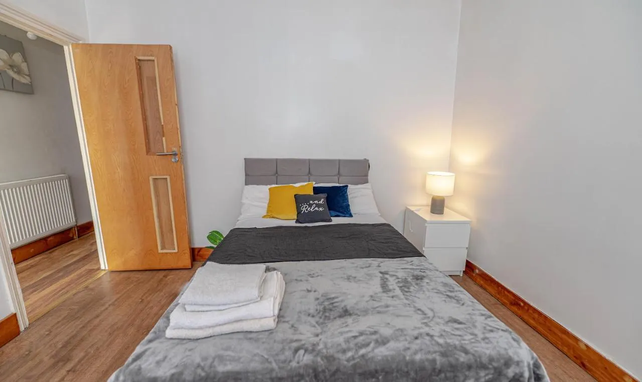 Holiday home Beautiful 4 Bedrooms House, 7 Walk To Train Station Plumstead  United Kingdom