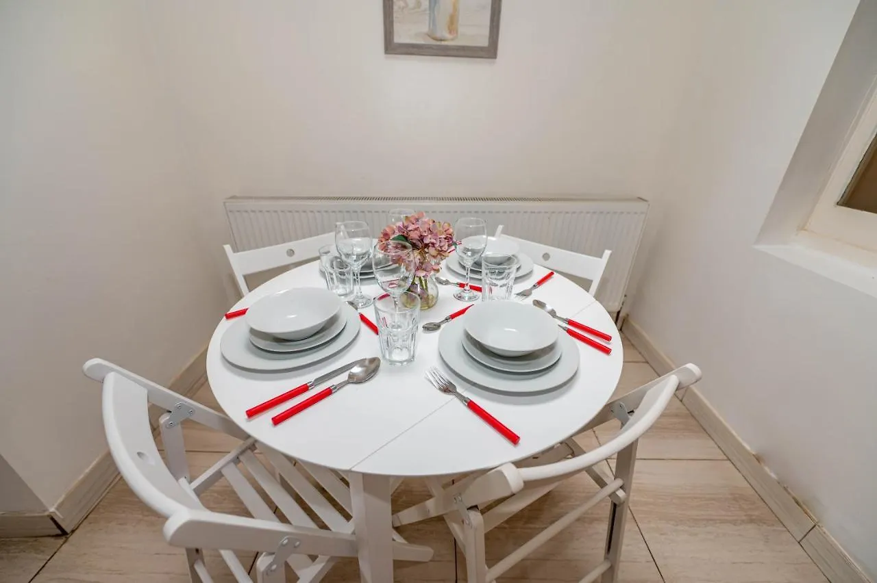 Beautiful 4 Bedrooms House, 7 Walk To Train Station Plumstead  Plumstead (Greater London)