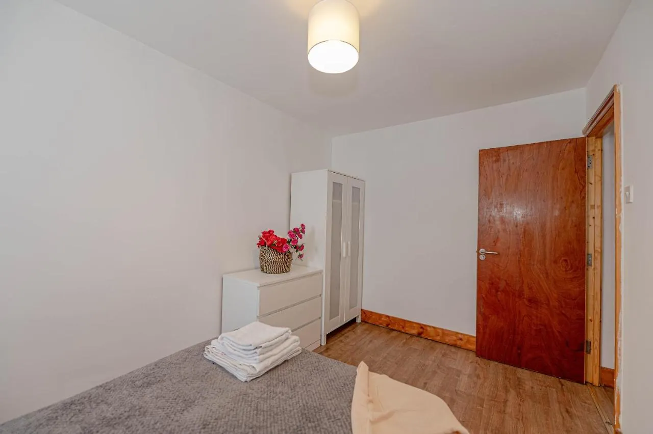Beautiful 4 Bedrooms House, 7 Walk To Train Station Plumstead  Holiday home