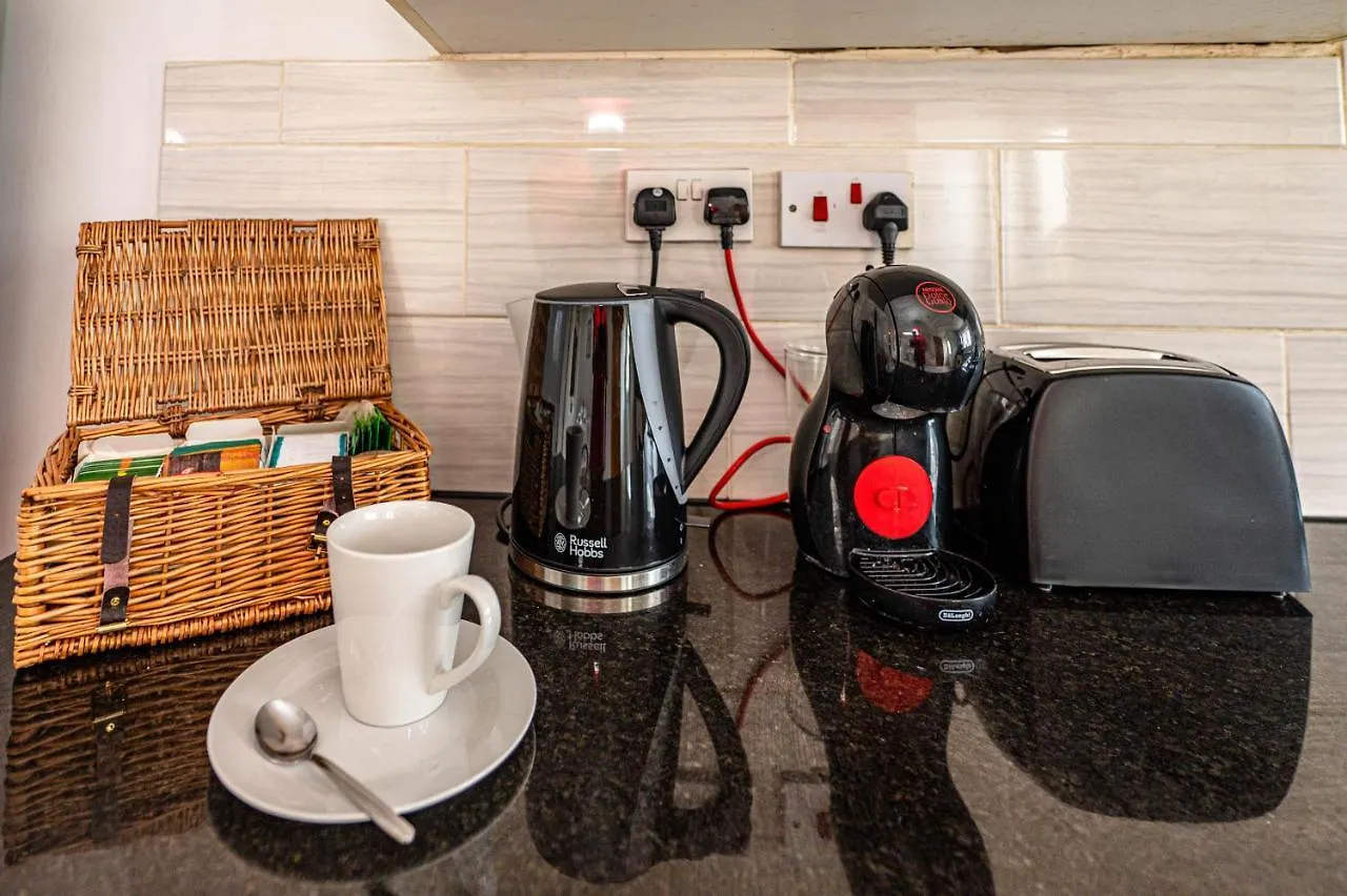 Beautiful 4 Bedrooms House, 7 Walk To Train Station Plumstead