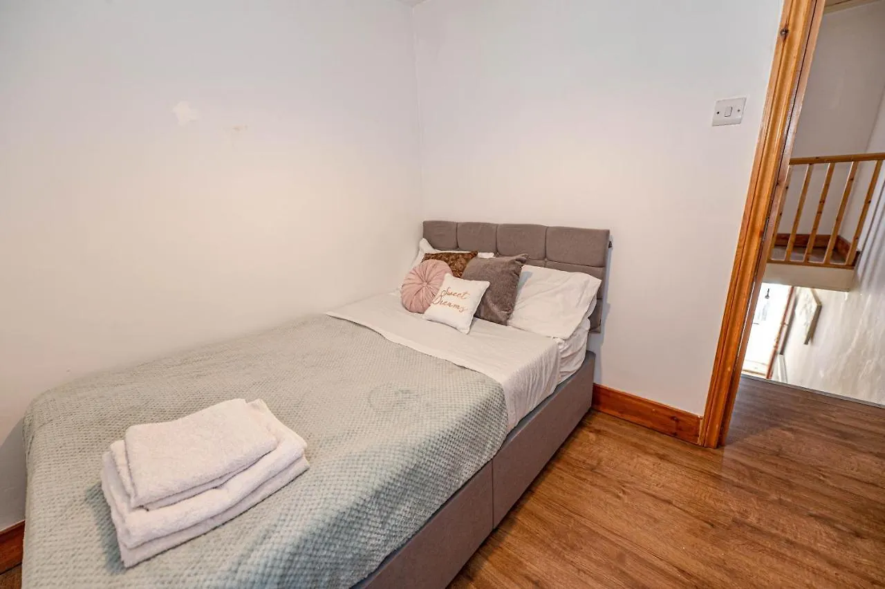 Holiday home Beautiful 4 Bedrooms House, 7 Walk To Train Station Plumstead  United Kingdom