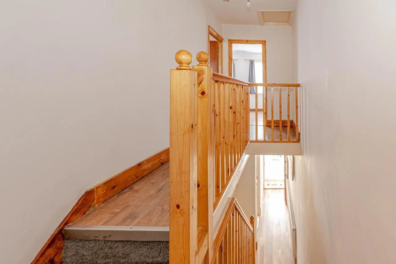 Beautiful 4 Bedrooms House, 7 Walk To Train Station Plumstead  Plumstead (Greater London)