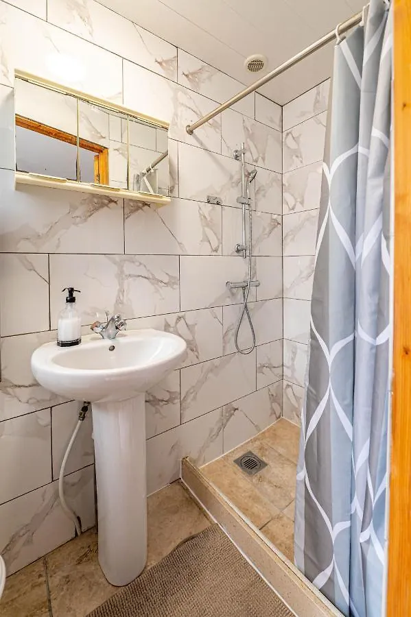 Beautiful 4 Bedrooms House, 7 Walk To Train Station Plumstead  Holiday home