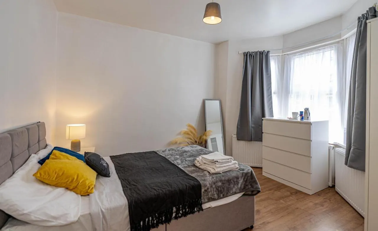 Beautiful 4 Bedrooms House, 7 Walk To Train Station Plumstead  0*, Plumstead (Greater London)