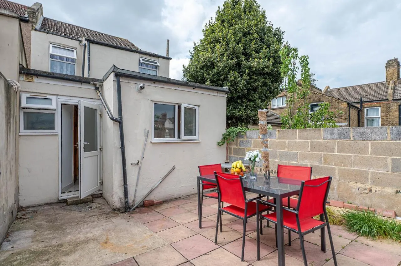 Beautiful 4 Bedrooms House, 7 Walk To Train Station Plumstead  Plumstead (Greater London)