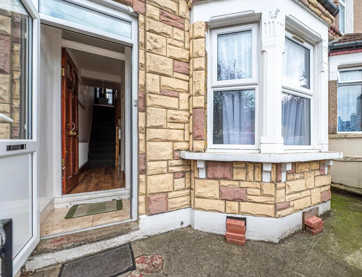 Beautiful 4 Bedrooms House, 7 Walk To Train Station Plumstead  Holiday home Plumstead (Greater London)