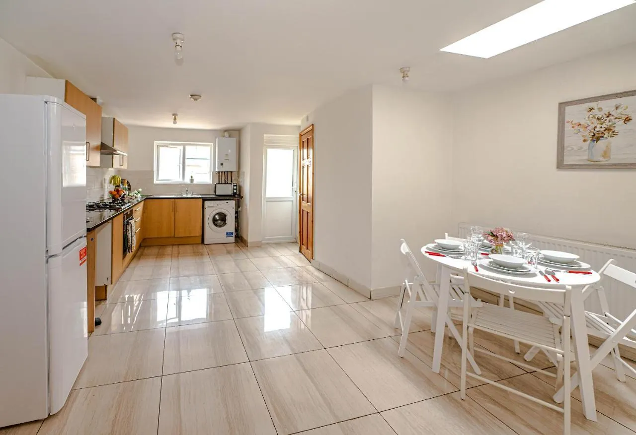 Beautiful 4 Bedrooms House, 7 Walk To Train Station Plumstead  Plumstead (Greater London)