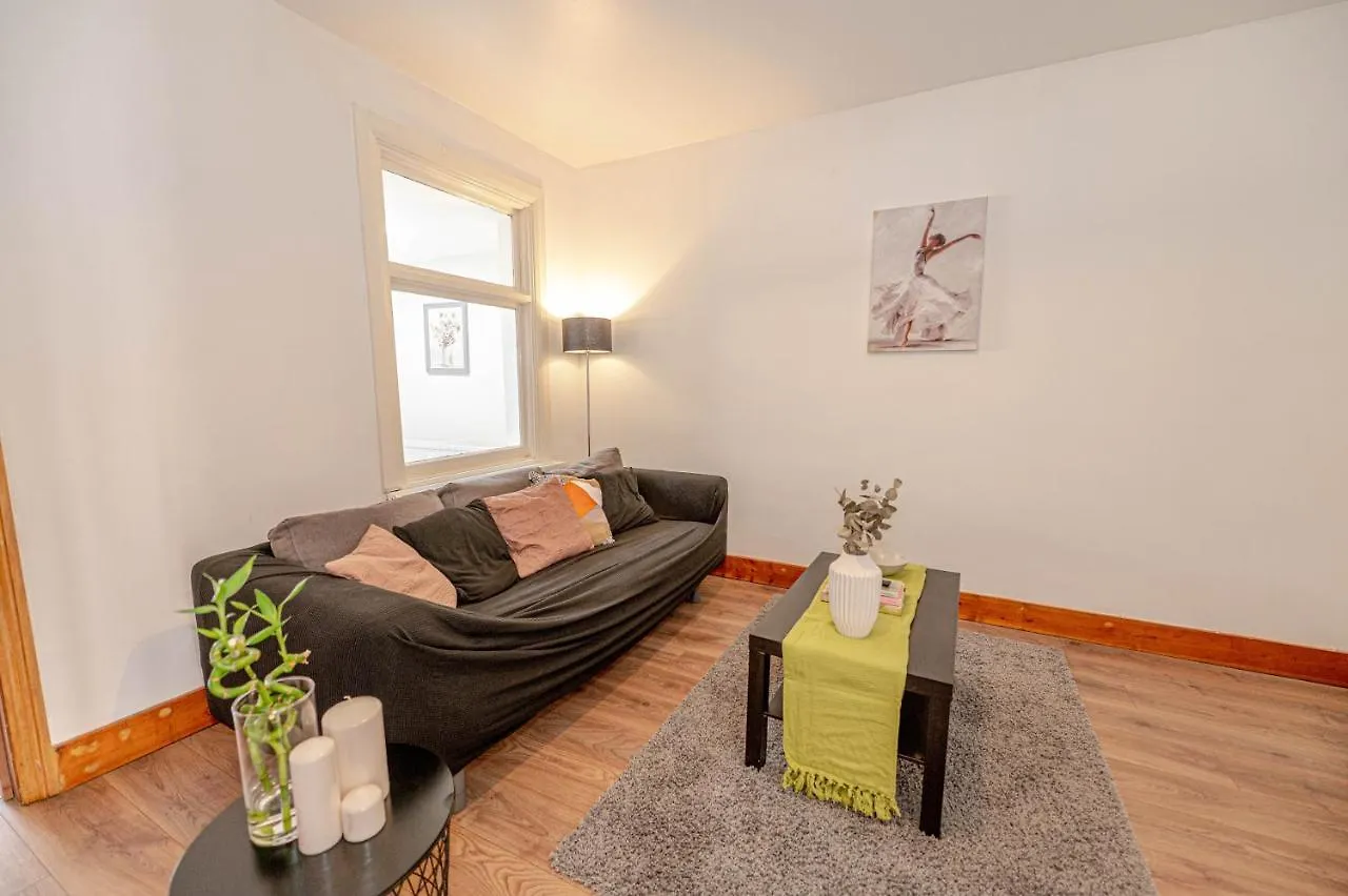 Beautiful 4 Bedrooms House, 7 Walk To Train Station Plumstead