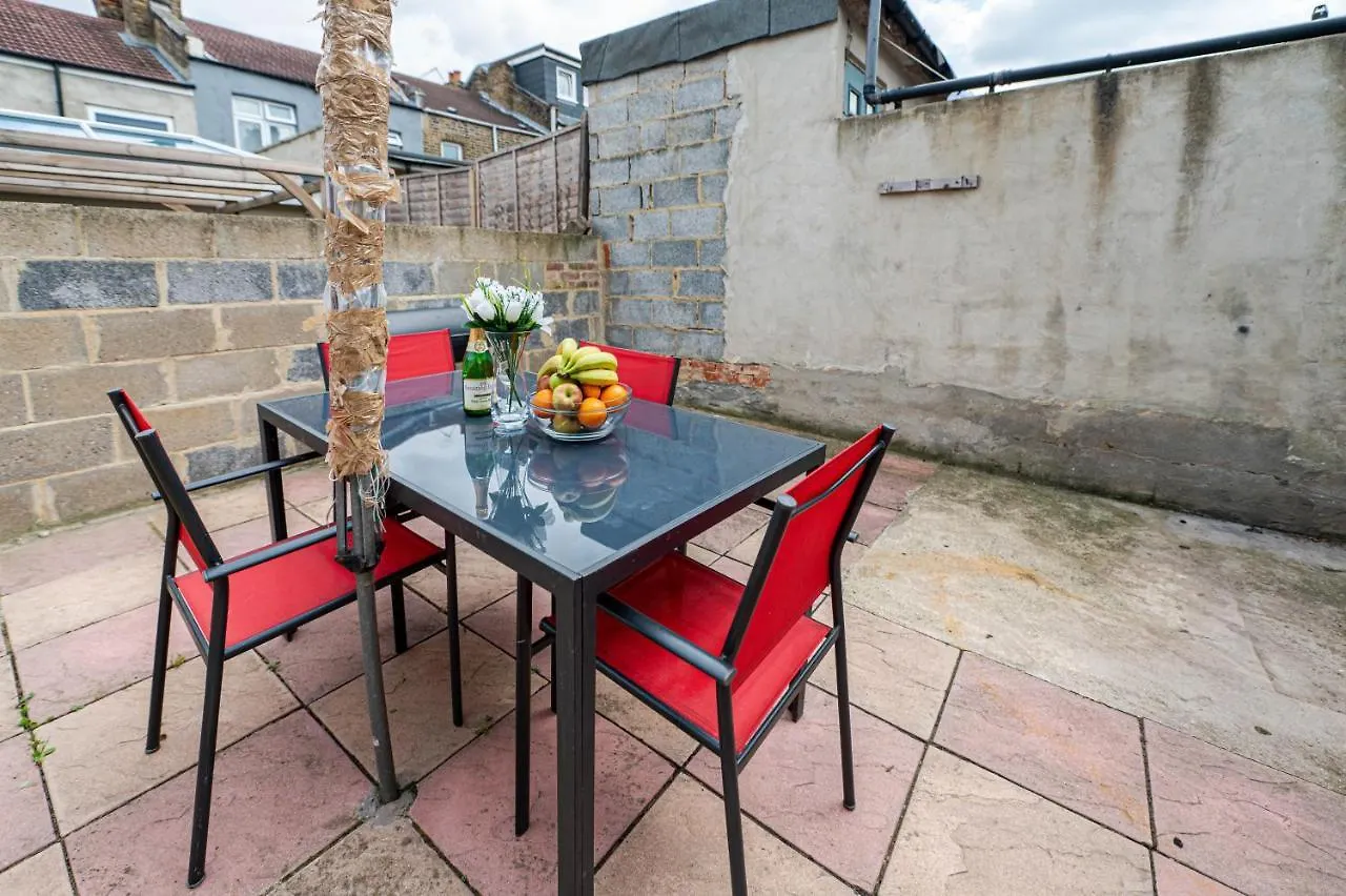 Beautiful 4 Bedrooms House, 7 Walk To Train Station Plumstead  0*, Plumstead (Greater London)