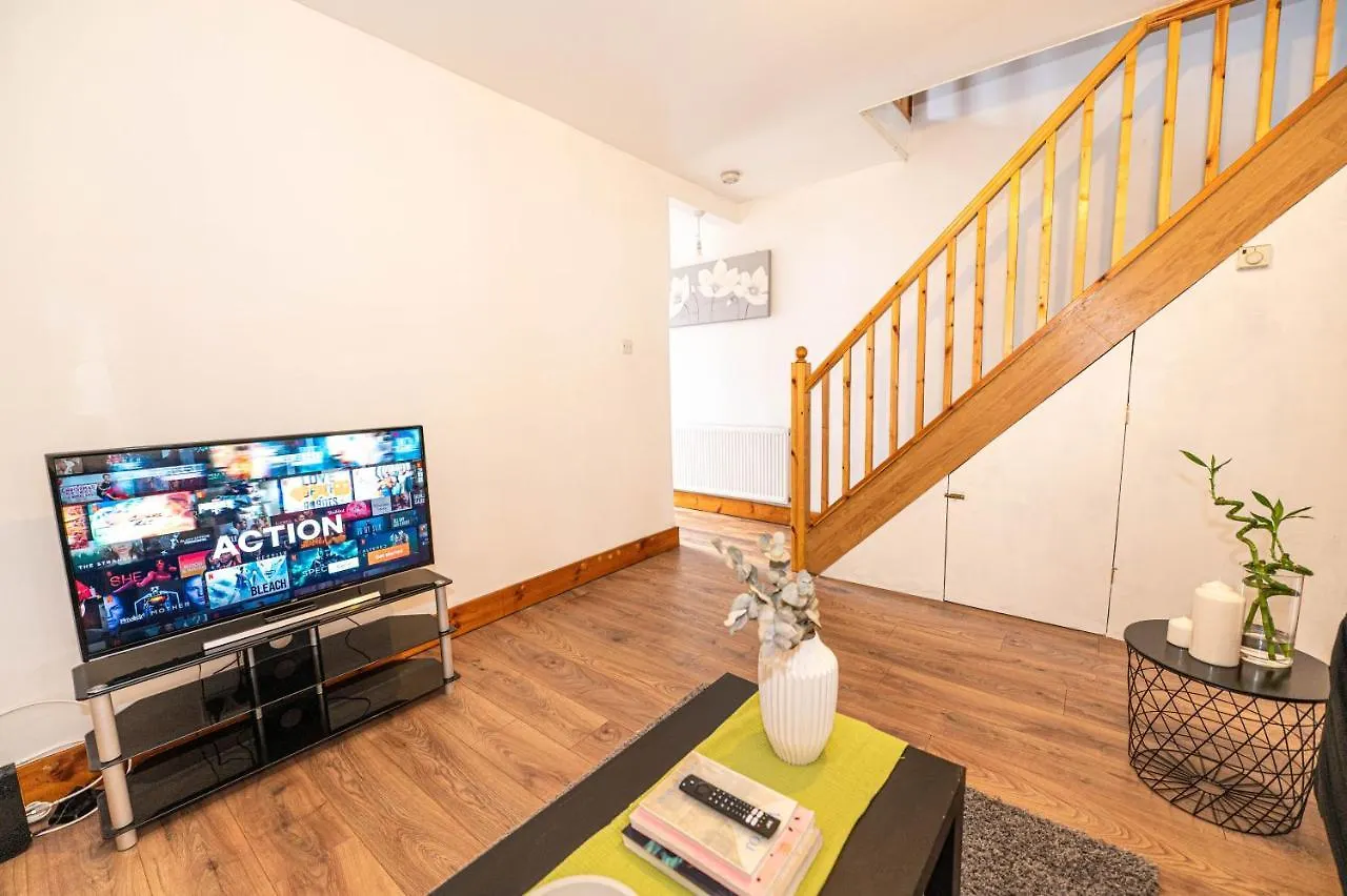 Beautiful 4 Bedrooms House, 7 Walk To Train Station Plumstead  Holiday home