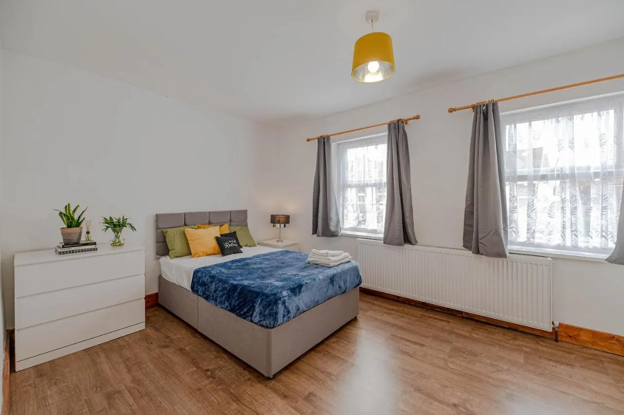 Holiday home Beautiful 4 Bedrooms House, 7 Walk To Train Station Plumstead