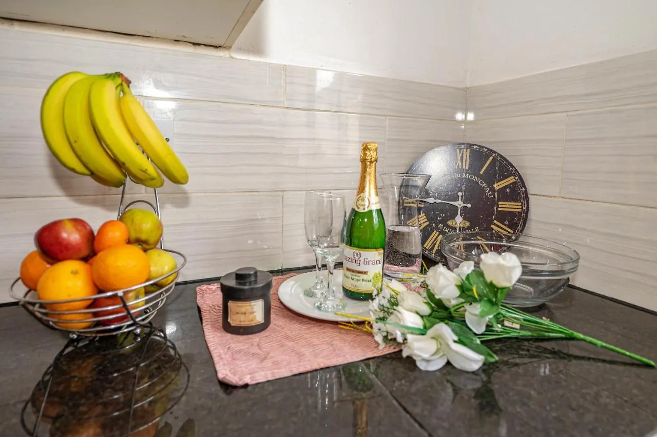 Beautiful 4 Bedrooms House, 7 Walk To Train Station Plumstead