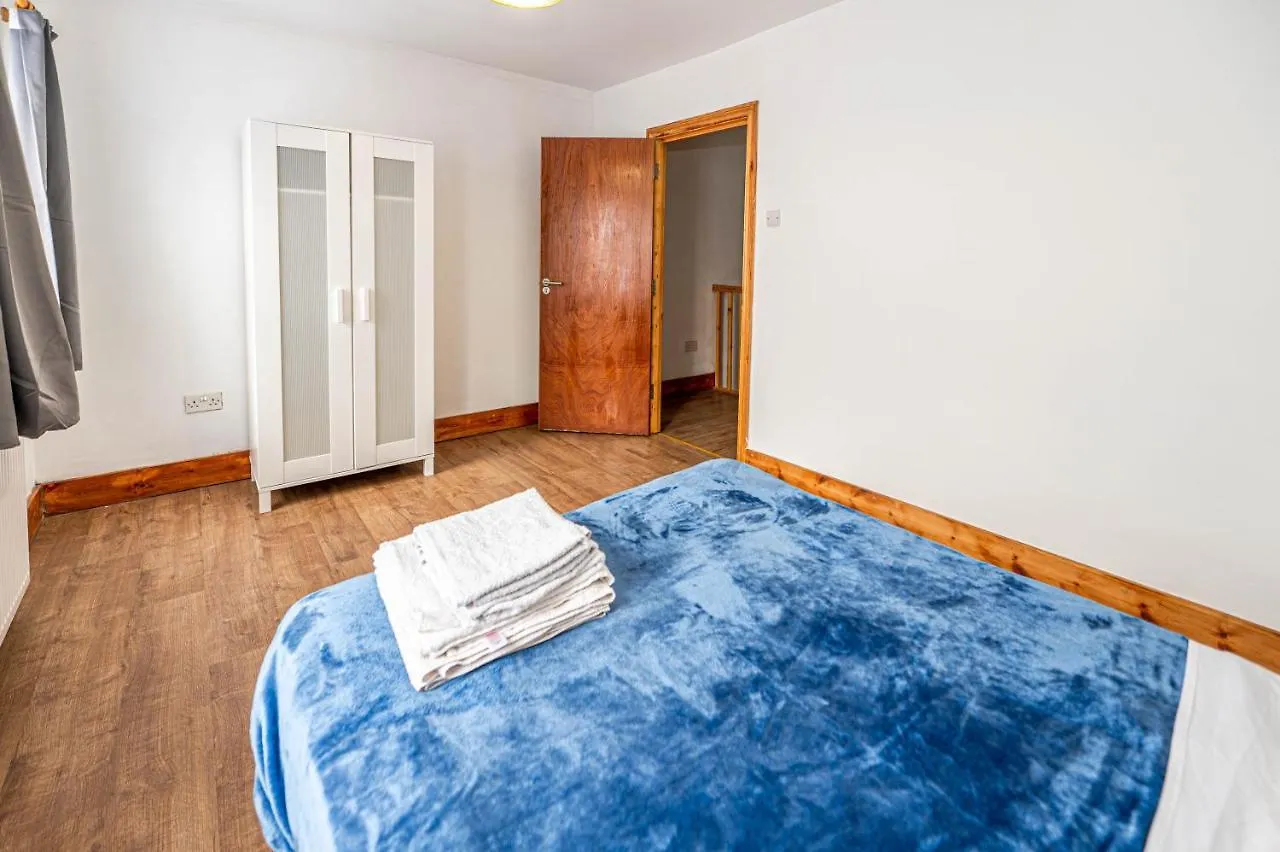 Holiday home Beautiful 4 Bedrooms House, 7 Walk To Train Station Plumstead