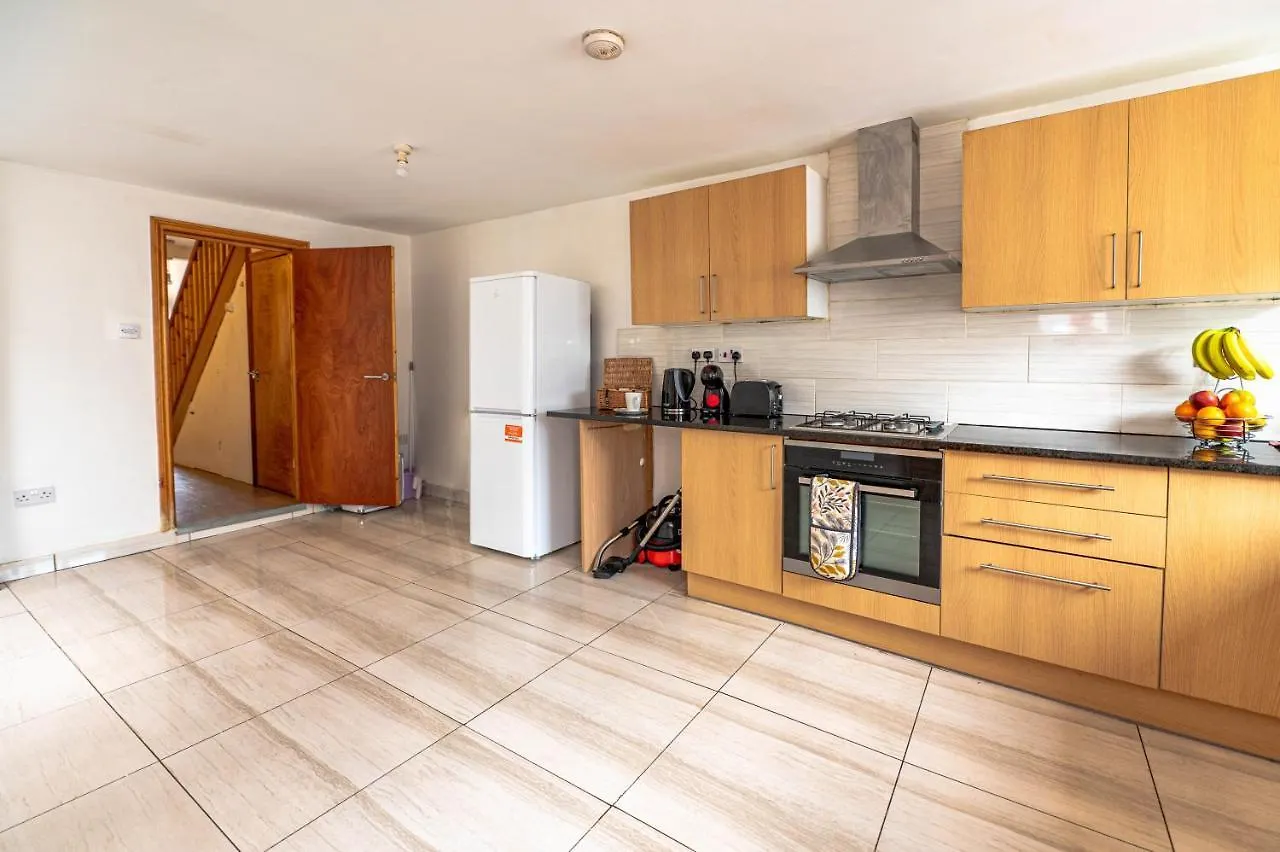 Beautiful 4 Bedrooms House, 7 Walk To Train Station Plumstead  Holiday home Plumstead (Greater London)