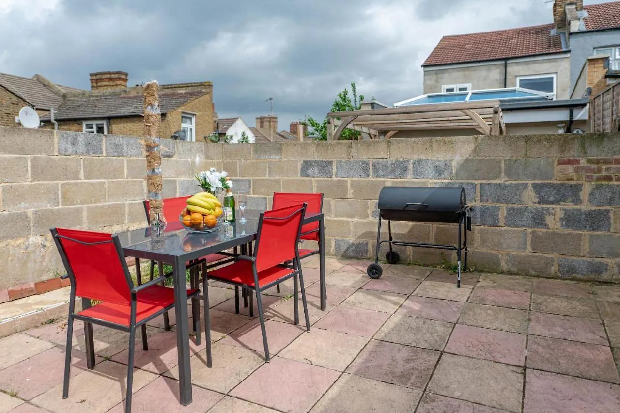 Holiday home Beautiful 4 Bedrooms House, 7 Walk To Train Station Plumstead
