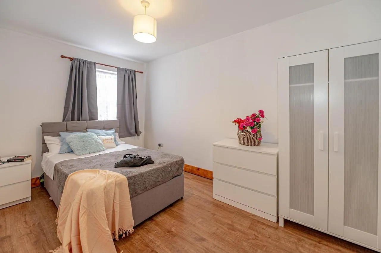 Holiday home Beautiful 4 Bedrooms House, 7 Walk To Train Station Plumstead