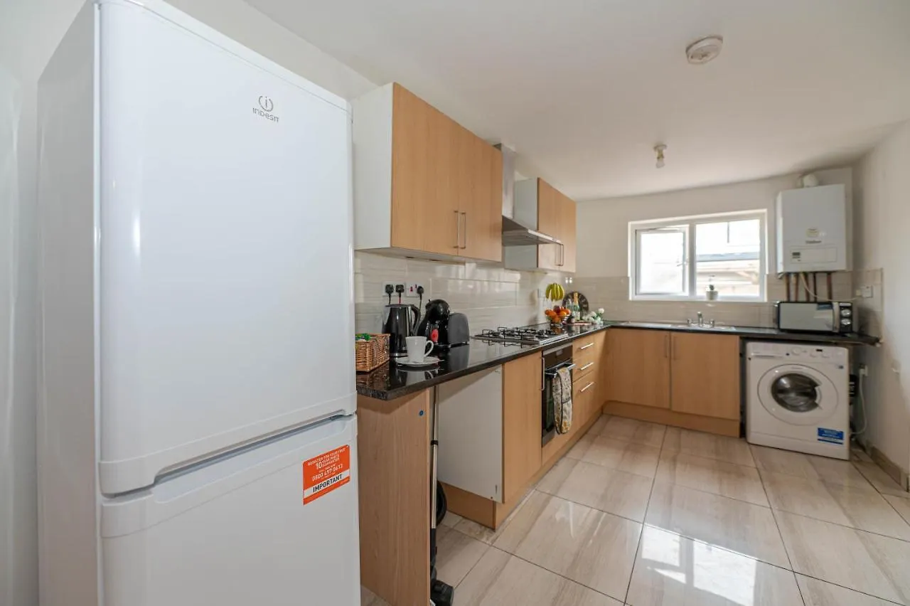 Holiday home Beautiful 4 Bedrooms House, 7 Walk To Train Station Plumstead