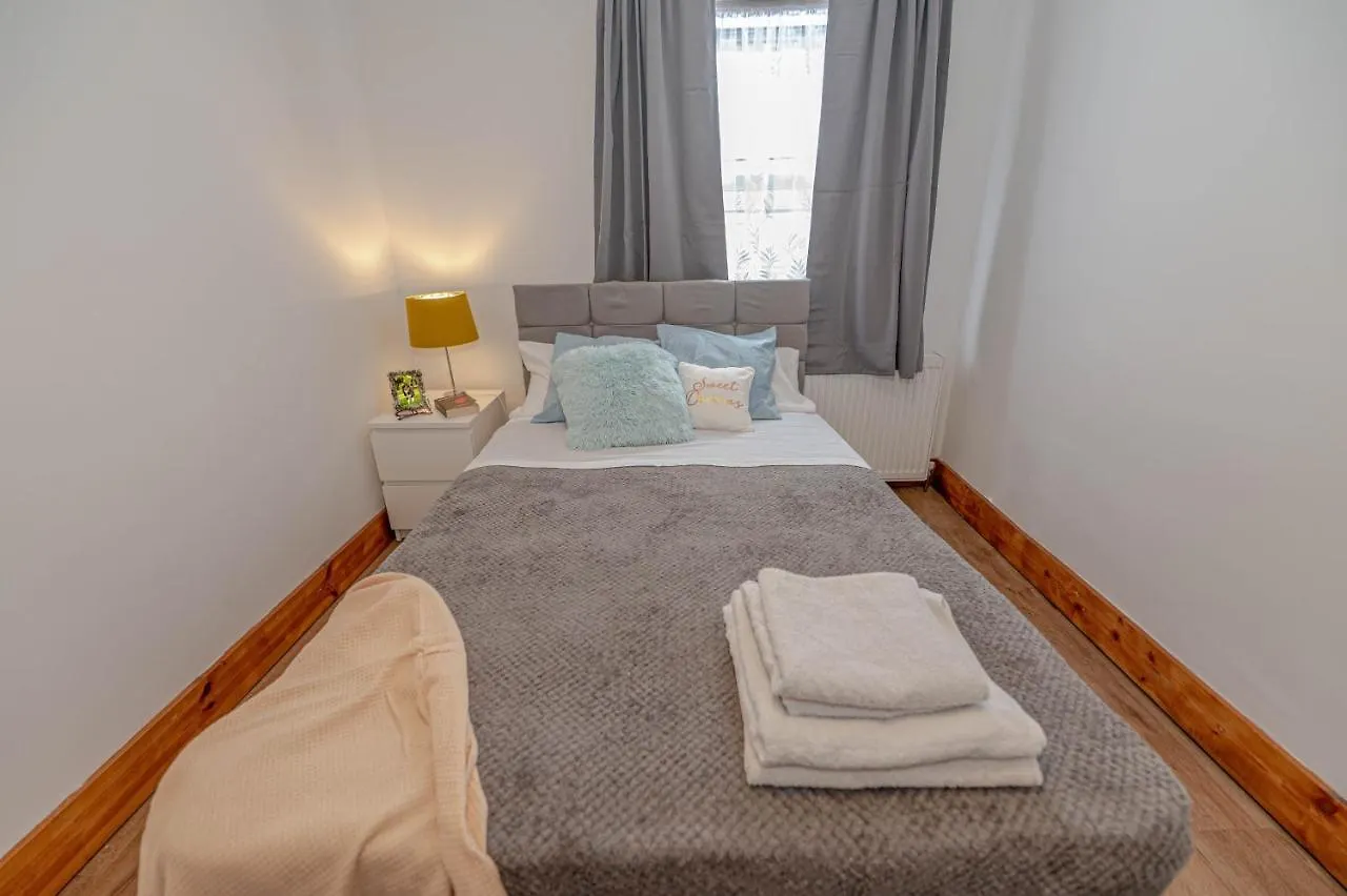 Beautiful 4 Bedrooms House, 7 Walk To Train Station Plumstead  United Kingdom