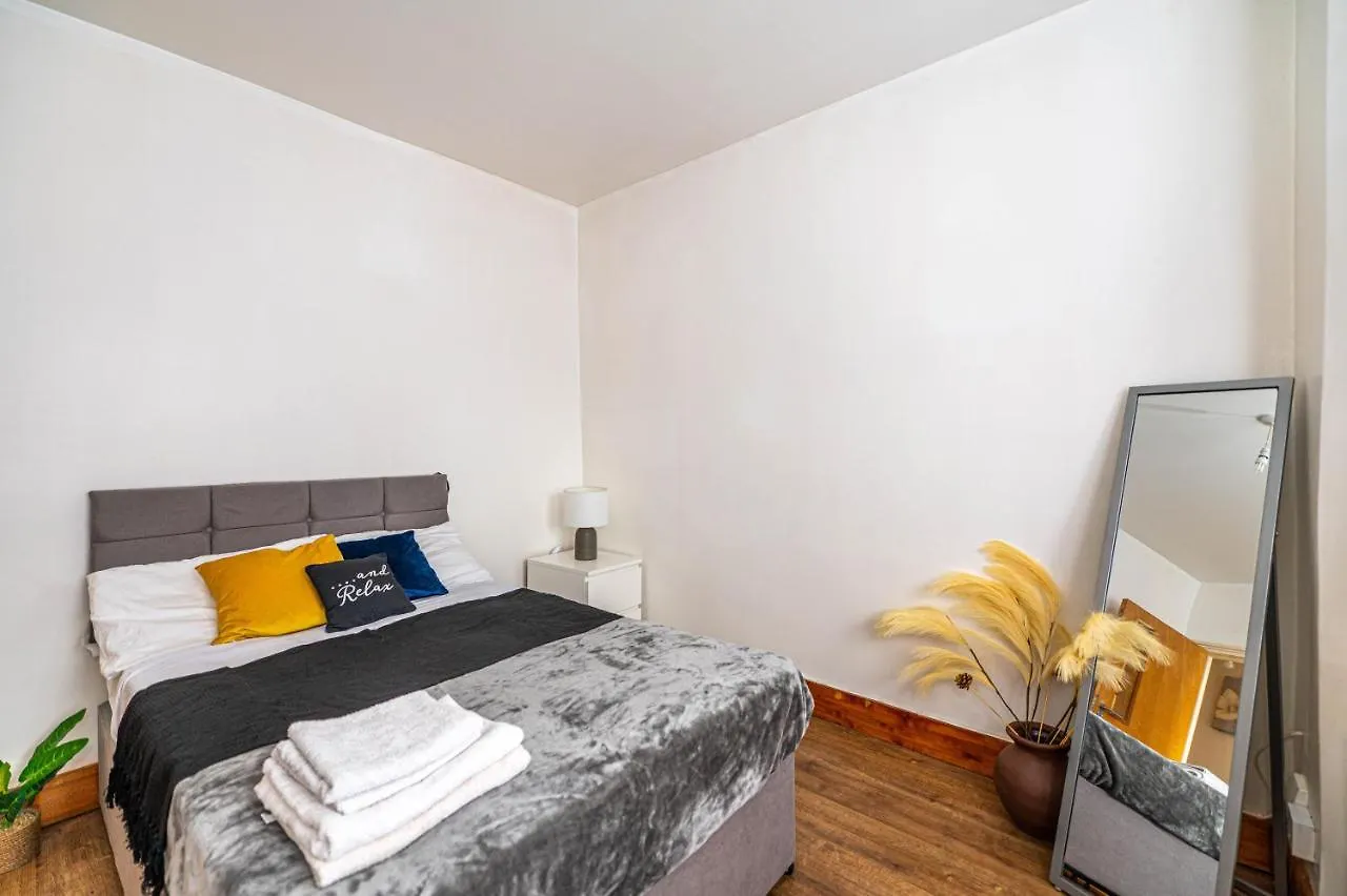 Holiday home Beautiful 4 Bedrooms House, 7 Walk To Train Station Plumstead  United Kingdom