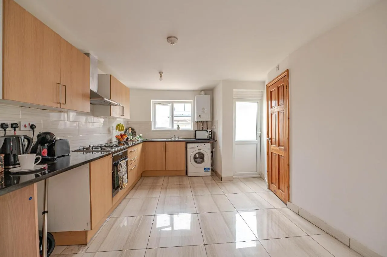 Beautiful 4 Bedrooms House, 7 Walk To Train Station Plumstead  0*, Plumstead (Greater London) United Kingdom