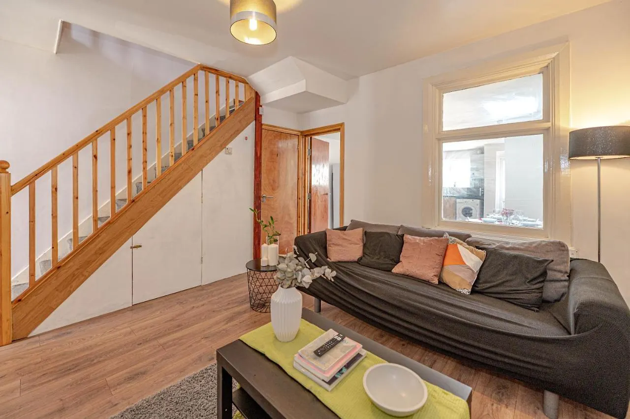 Holiday home Beautiful 4 Bedrooms House, 7 Walk To Train Station Plumstead
