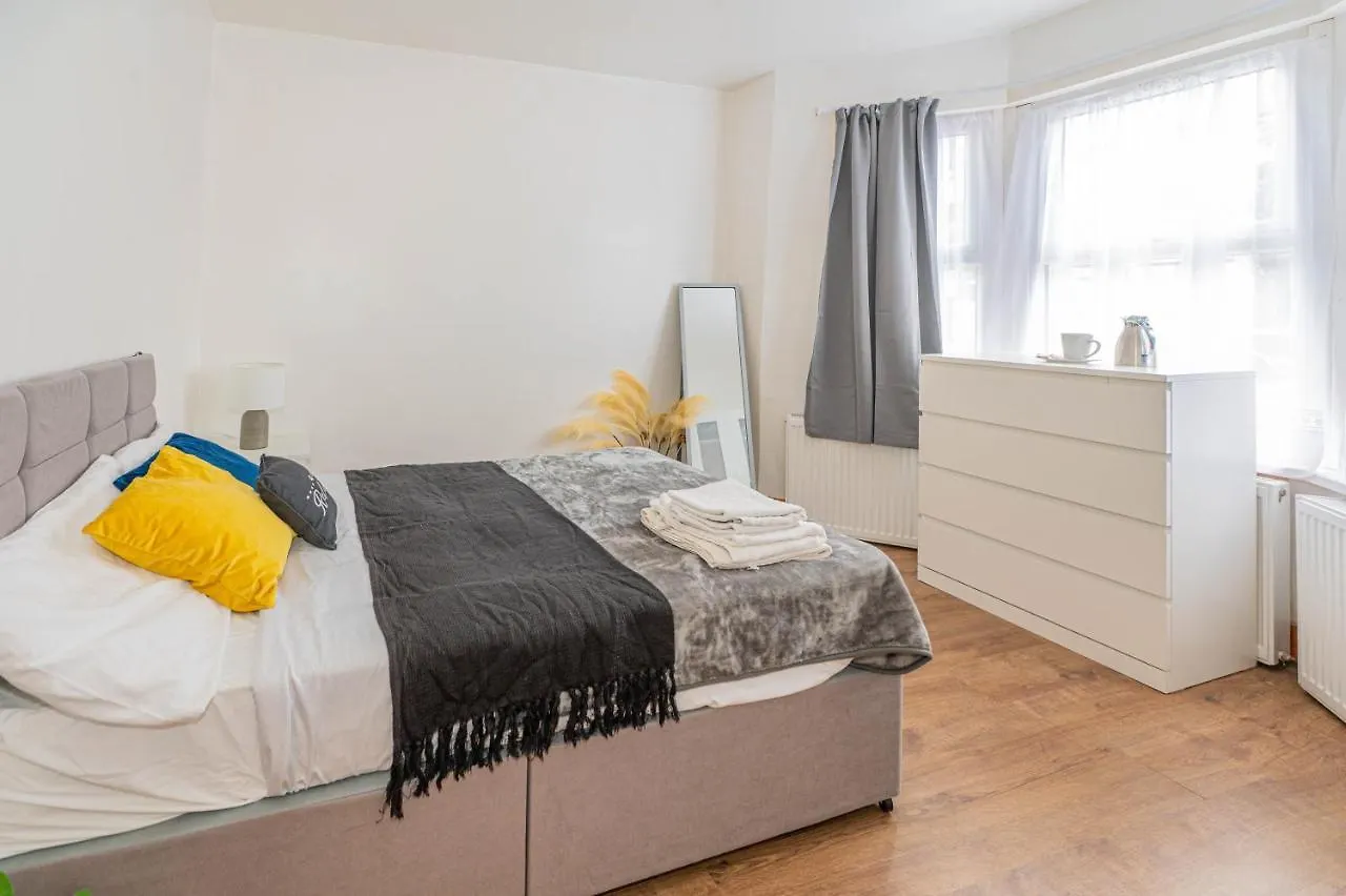 Beautiful 4 Bedrooms House, 7 Walk To Train Station Plumstead